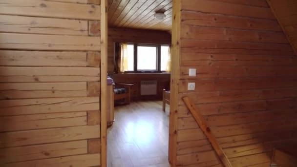 Ένα ξύλινο εξοχικό σπίτι σε εσωτερικούς χώρους. Πολυτελής κατοικία για διακοπές σε εσωτερικό — Αρχείο Βίντεο