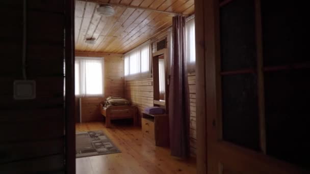 Una cabaña de madera en el interior. Casa de lujo para vacaciones interior — Vídeo de stock