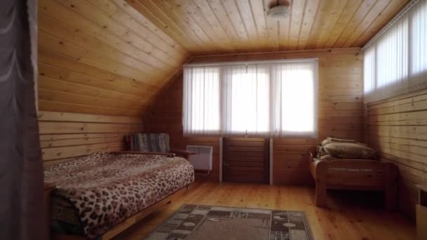 Ein Holzhaus Drinnen Luxus Haus Für Den Urlaub Inneren Schlafzimmer — Stockvideo