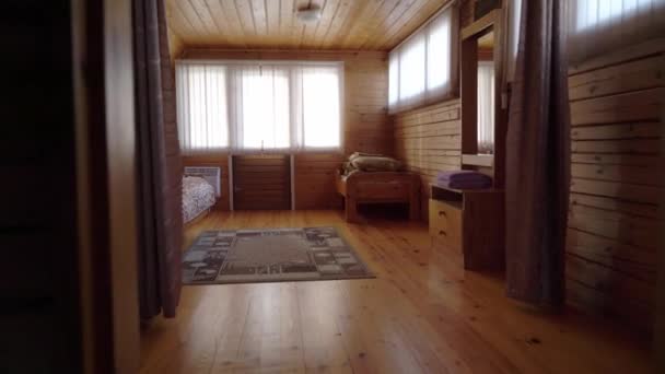 En træhytte indendørs. Luksus hus til ferier interiør – Stock-video