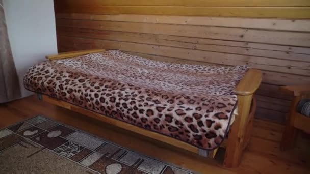 Una cabaña de madera en el interior. Casa de lujo para vacaciones interior — Vídeos de Stock