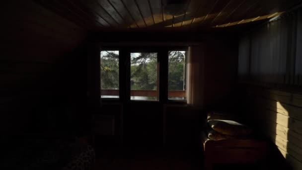 Een houten huisje binnenshuis. Luxe huis voor vakanties interieur — Stockvideo