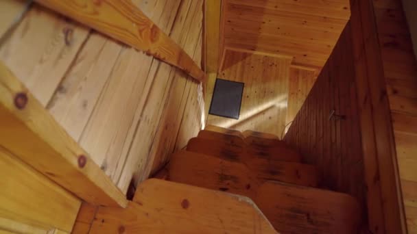 室内的木制小屋 豪华的房子度假内部 乡村或乡村的卧室或房间 — 图库视频影像