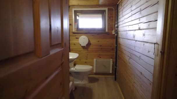 Un chalet en bois à l'intérieur. Maison de luxe pour l'intérieur des vacances — Video