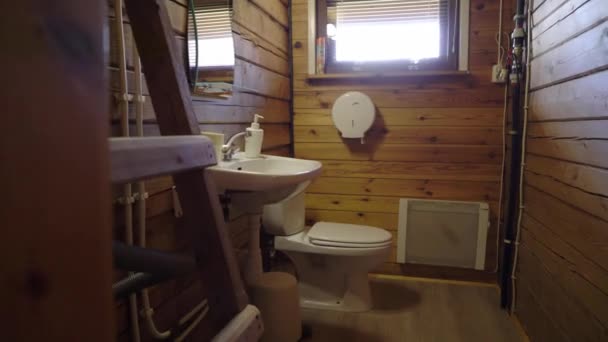Ein Holzhaus drinnen. Luxus-Haus für den Urlaub im Inneren — Stockvideo
