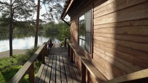 Ένα ξύλινο εξοχικό σπίτι κοντά στη λίμνη ή τη θάλασσα. Πολυτελής κατοικία για διακοπές — Αρχείο Βίντεο