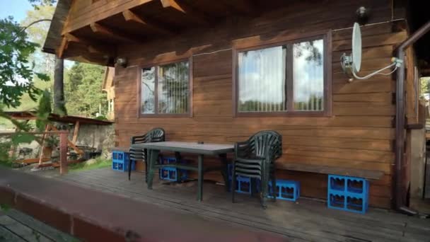 Een houten huisje in de buurt van lake of zee. Luxe huis voor vakanties — Stockvideo