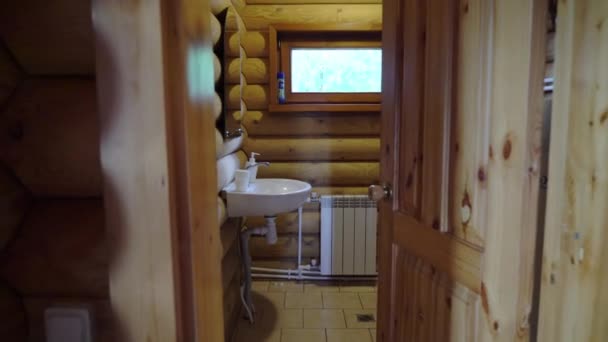 Una cabaña de madera en el interior. Casa de lujo para vacaciones interior — Vídeo de stock