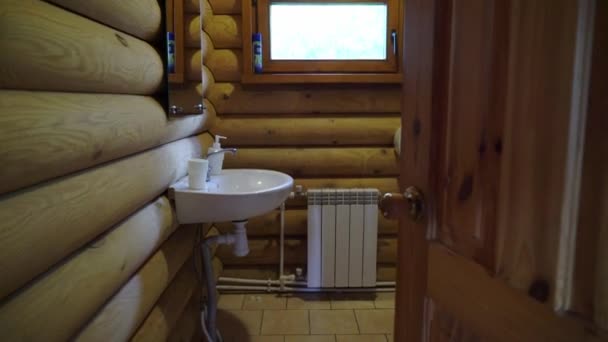 Una cabaña de madera en el interior. Casa de lujo para vacaciones interior — Vídeos de Stock