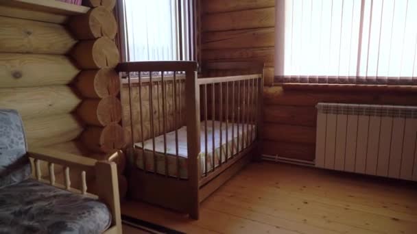 Una cabaña de madera en el interior. Casa de lujo para vacaciones interior — Vídeos de Stock