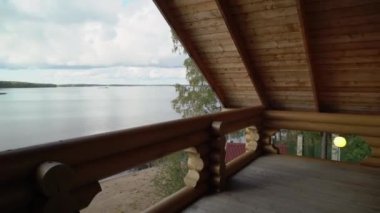 İskele ve yaz günü gölde, ahşap tekne