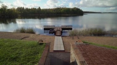 İskele ve yaz günü gölde, ahşap tekne