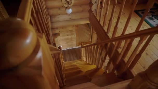 Деревянный коттедж в помещении. Роскошный дом для отдыха интерьер — стоковое видео