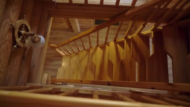 Ein Holzhaus drinnen. Luxus-Haus für den Urlaub im Inneren — Stockvideo