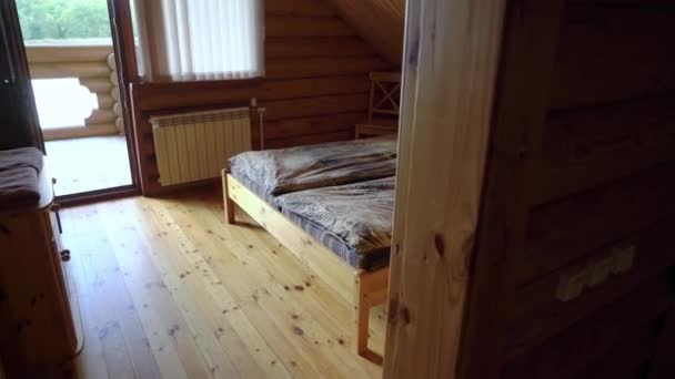 Un cottage in legno all'interno. Casa di lusso per vacanze interni — Video Stock