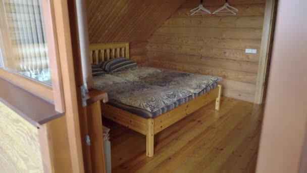 Ένα ξύλινο εξοχικό σπίτι σε εσωτερικούς χώρους. Πολυτελής κατοικία για διακοπές σε εσωτερικό — Αρχείο Βίντεο