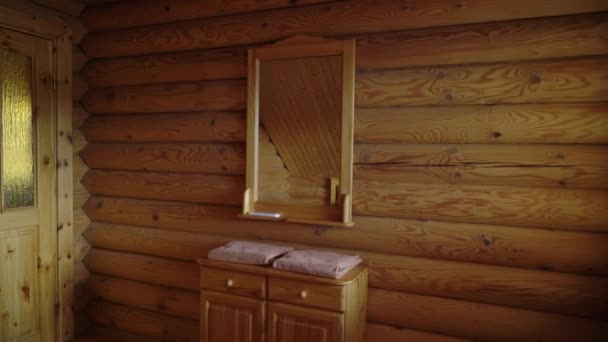 Una cabaña de madera en el interior. Casa de lujo para vacaciones interior — Vídeo de stock