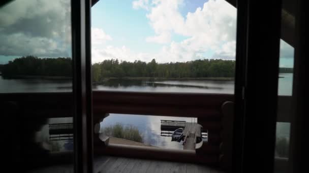 Quai et bateau en bois au bord du lac 