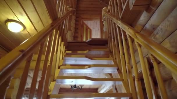 Una cabaña de madera en el interior. Casa de lujo para vacaciones interior — Vídeo de stock