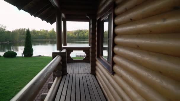 Un chalet en bois près du lac ou de la mer. Maison de luxe pour des vacances — Video