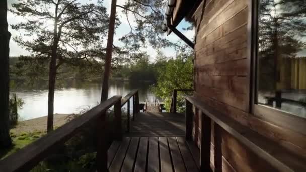 Sebuah pondok kayu dekat danau atau laut. Rumah mewah untuk liburan. — Stok Video