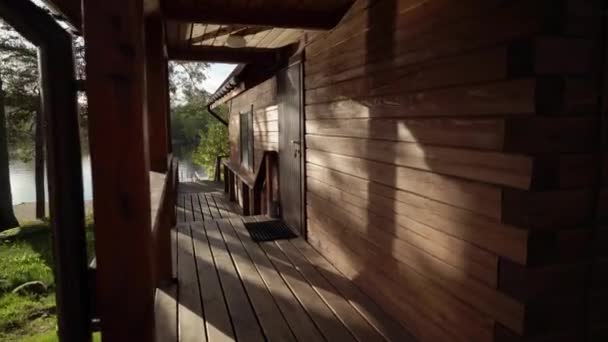 Sebuah pondok kayu dekat danau atau laut. Rumah mewah untuk liburan. — Stok Video