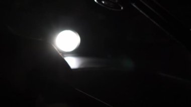 Siyah arkaplanda su sıçraması izole edildi