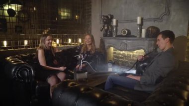 Nargile içen. Grup Genç adam, kadın ve çiftler shisha ya da kafede nargile sigara