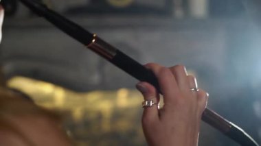 Nargile içen. Genç kadın sigara shisha veya nargile cafe