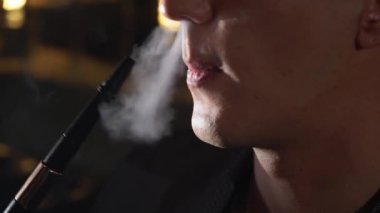 Nargile içen. Genç adam sigara shisha veya nargile cafe