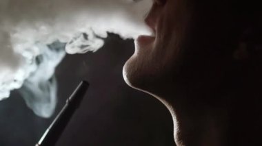 Nargile içen. Genç adam sigara shisha veya nargile kafe veya bar. Shishabar dinlenme odasında dinleniyor.