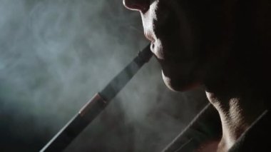 Nargile içen. Genç adam sigara shisha veya nargile cafe
