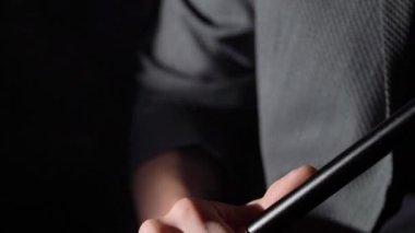 Nargile içen. Genç adam sigara shisha veya nargile cafe