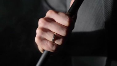 Nargile içen. Genç adam sigara shisha veya nargile cafe