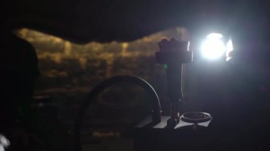 Nargile içen. İnsanlar sigara shisha veya nargile kafe veya bar. Shishabar dinlenme odasında dinleniyor.