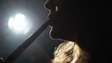 Nargile içen. Genç kadın sigara shisha veya nargile kafe veya bar. Shishabar dinlenme odasında dinleniyor.