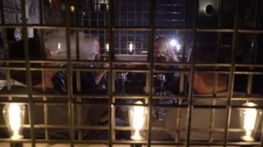 Nargile içen. Grup Genç adam, kadın ve çiftler shisha ya da kafede nargile sigara