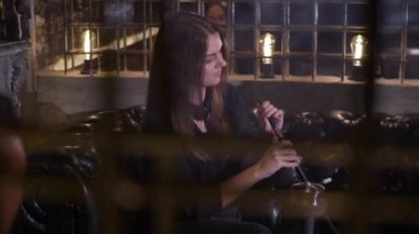 Nargile içen. Grup Genç adam, kadın ve çiftler shisha ya da kafede nargile sigara