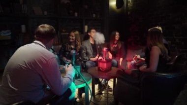 Nargile içen. Grup Genç adam, kadın ve çiftler shisha ya da kafede nargile sigara