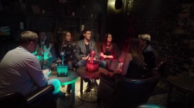 Nargile içen. Grup Genç adam, kadın ve çiftler shisha ya da kafede nargile sigara