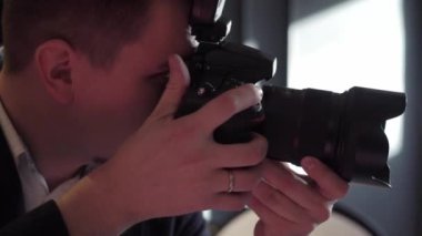 Profesyonel fotoğraf kapalı çekim. Fotoğrafçı bir dijital fotoğraf makinesi dijital SLR. Photosession ile fotoğraf çekmek