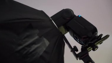El feneri softbox ile. Profesyonel fotoğraf kapalı çekim. Fotoğrafçı bir dijital fotoğraf makinesi dijital SLR. Photosession ile fotoğraf çekmek