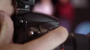 Profesyonel fotoğraf kapalı çekim. Fotoğrafçı bir dijital fotoğraf makinesi dijital SLR. Photosession ile fotoğraf çekmek