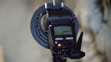 El feneri softbox ile. Profesyonel fotoğraf kapalı çekim. Fotoğrafçı bir dijital fotoğraf makinesi dijital SLR. Photosession ile fotoğraf çekmek