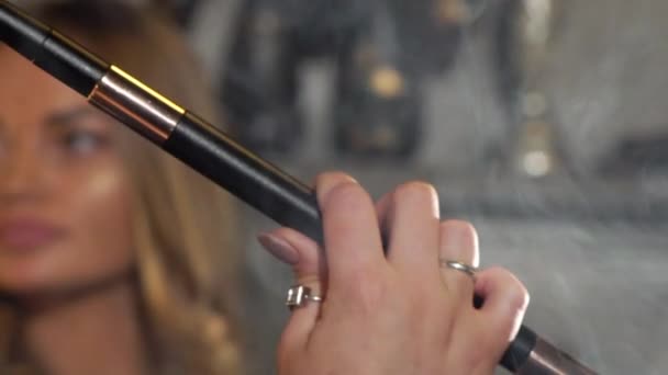 Vodní dýmka kuřák. Mladá žena kouření vodní dýmky nebo vodní dýmka v kavárně — Stock video
