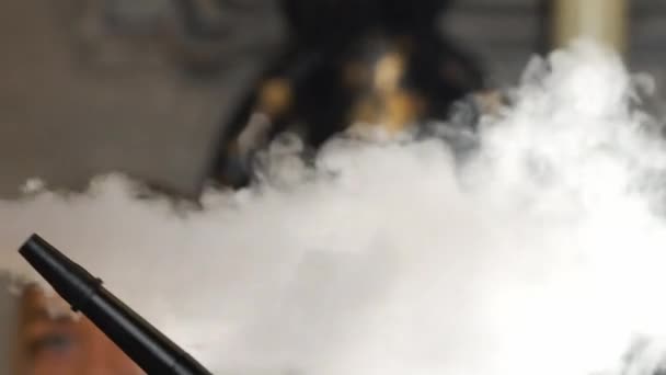 Fumador de narguilé. Jovem mulher fumando shisha ou narguilé no café — Vídeo de Stock