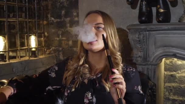 Vattenpipa rökare. Ung kvinna röka shisha eller vattenpipa i café — Stockvideo