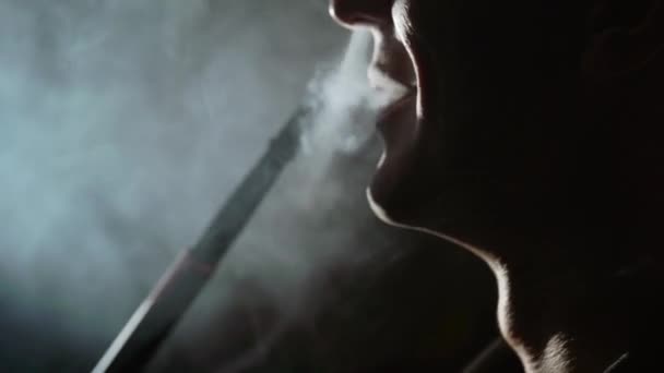 Καπνιστής ναργιλέ. Νεαρός άνδρας shisha καπνίσματος ή ναργιλέ στο καφέ — Αρχείο Βίντεο