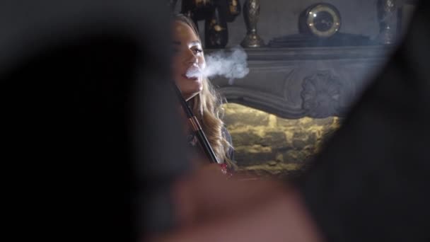 胡卡吸烟者 年轻女子在咖啡馆或酒吧里抽水烟或水烟 Shishabar 休息室休息 — 图库视频影像