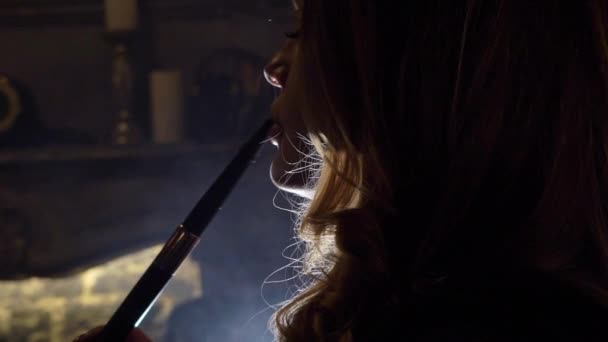 Waterpijp roken. Jonge vrouw roken shisha of waterpijp in café — Stockvideo
